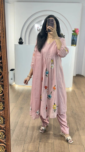 Elegant Pink Traditional Outfit for Women Chic Ethnic Style