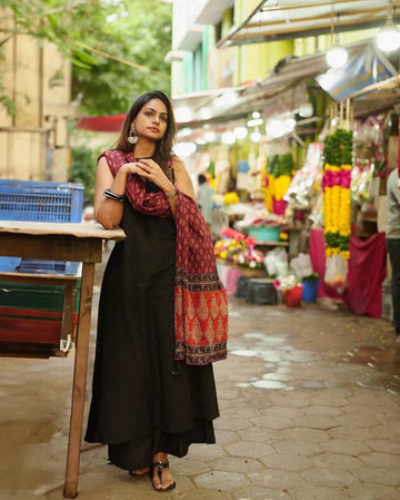 Black Sleeveless Kurta Pant Set with Maroon Printed Dupatta