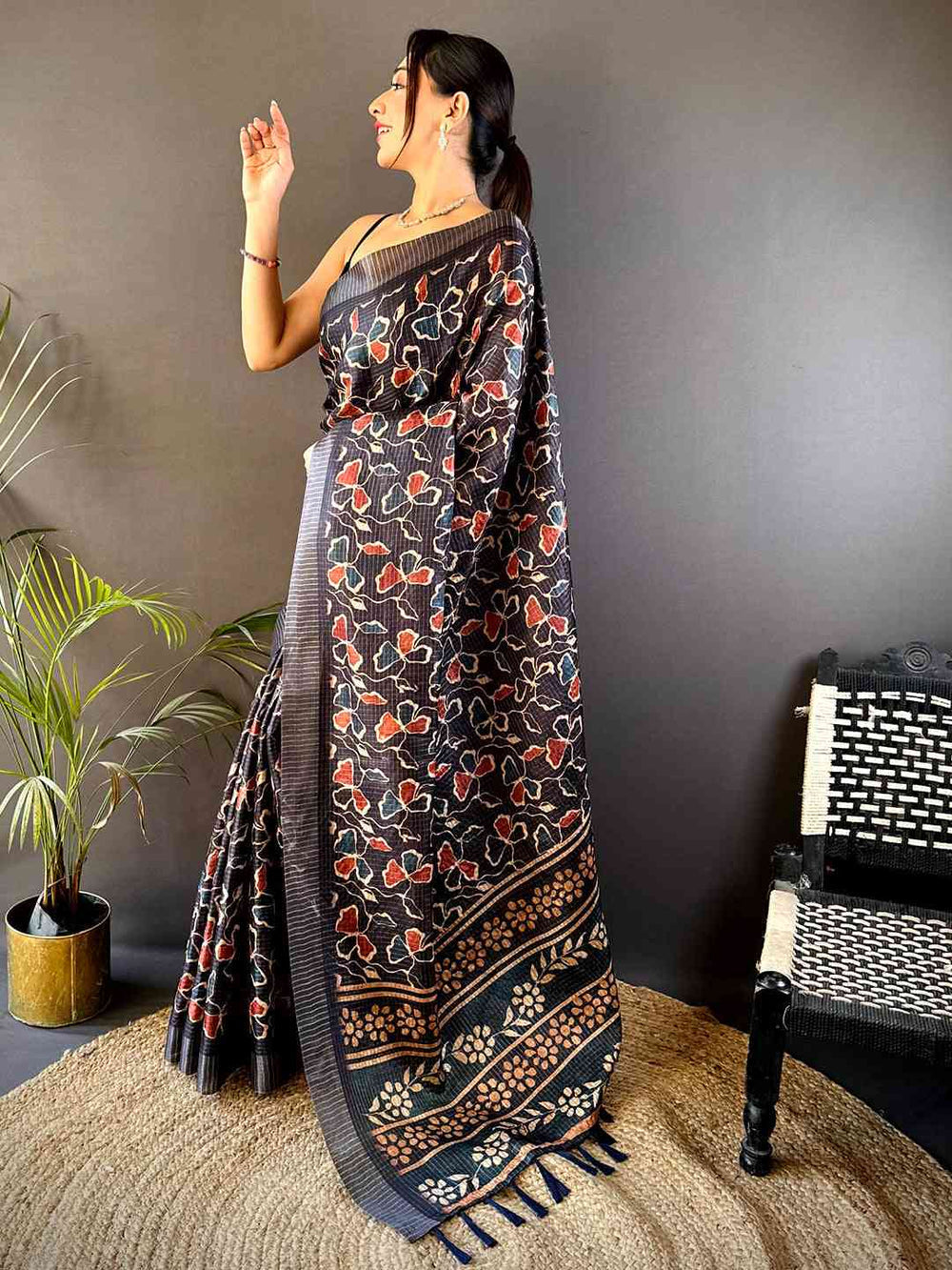 Black Multicolor Printed Soft Silk Saree with Floral Design & Contrast Woven Pallu